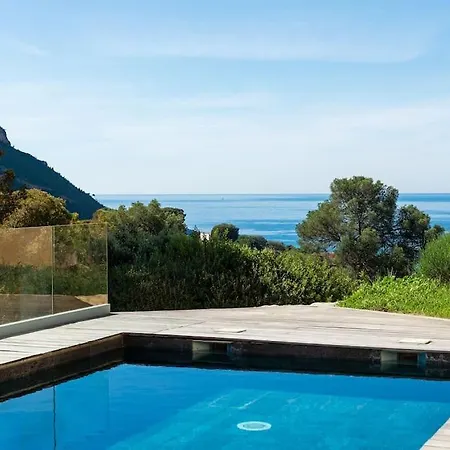 Super Avec Piscine 4*